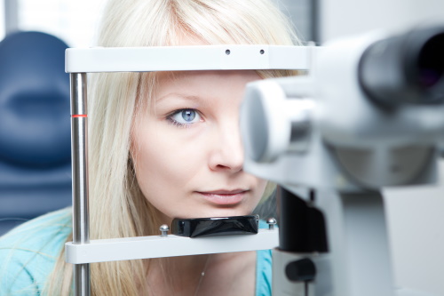 Gözün koherens tomoqrafiyası (OCT-Optical Coherence Tomography ) üsulu ilə retina qişasının müayinəsi.